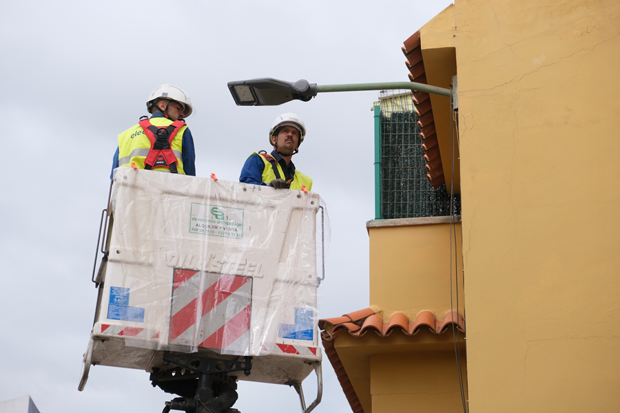 El Ayuntamiento destina 765.000 euros a la modernización del alumbrado de La Isleta y Las Coloradas con la instalación de más de 1.500 luminarias LED