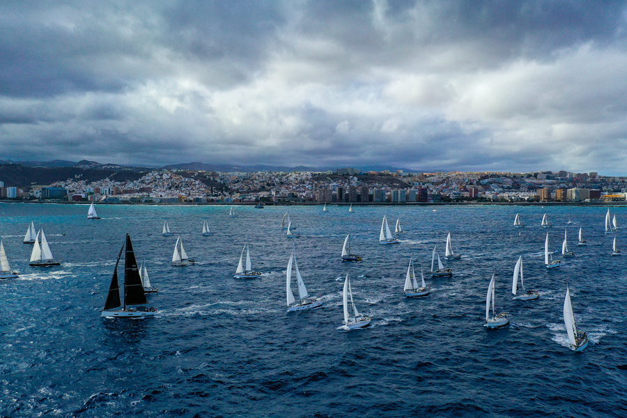 Un fuerte oleaje y vientos del noreste despiden a la flota de la 13 ARC+ de Las Palmas de Gran Canaria