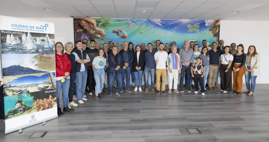 La Microárea de Las Canteras debate la gestión sostenible de las algas que llegan a la playa y su aprovechamiento industrial