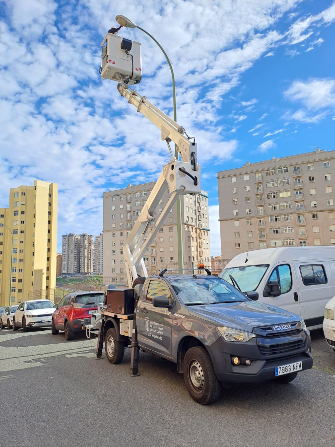 El Ayuntamiento refuerza el mantenimiento del alumbrado público con la incorporación de un nuevo vehículo con plataforma aérea