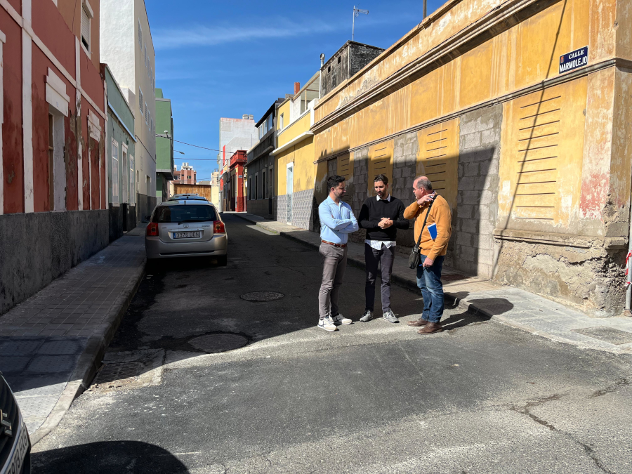 El Ayuntamiento renueva aceras en varias calles de La Isleta para mejorar la accesibilidad