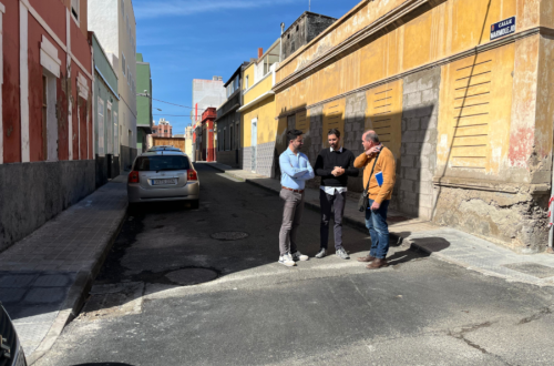 El Ayuntamiento renueva aceras en varias calles de La Isleta para mejorar la accesibilidad