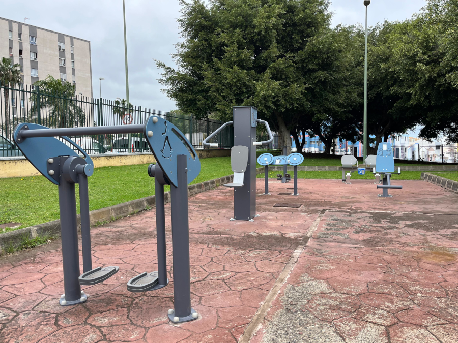 El Ayuntamiento actualiza el área biosaludable del parque de Casablanca III
