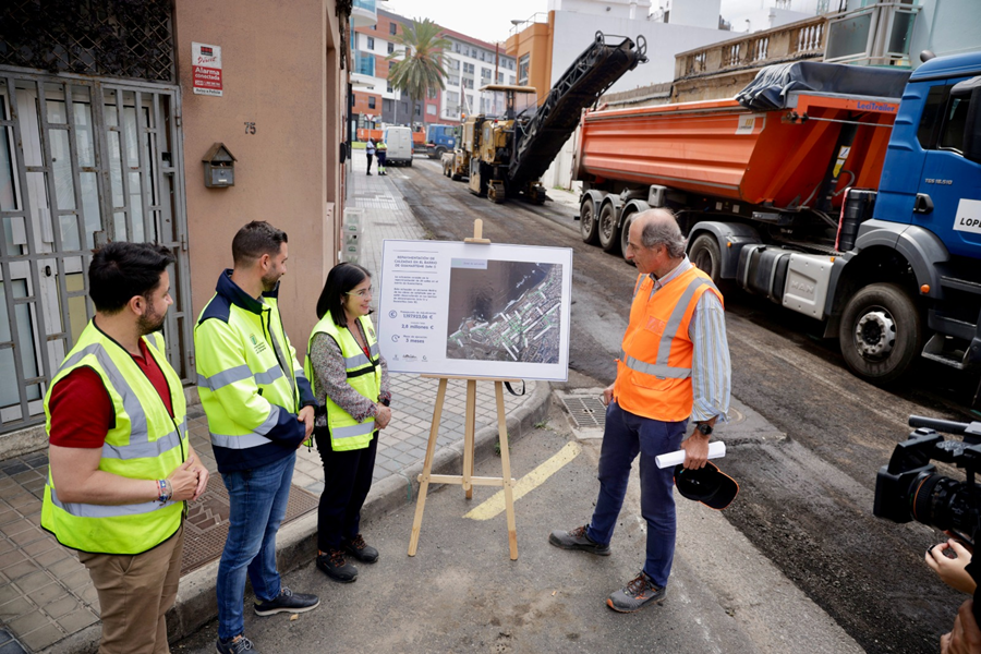 El Ayuntamiento inicia una actuación integral de asfaltado en Guanarteme tras más de 30 años sin renovar el firme