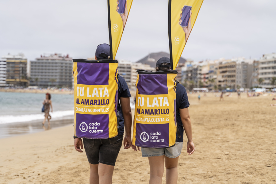 La playa de Las Canteras acoge durante los días festivos de la Semana Santa la campaña de sensibilización 'Cada lata cuenta'