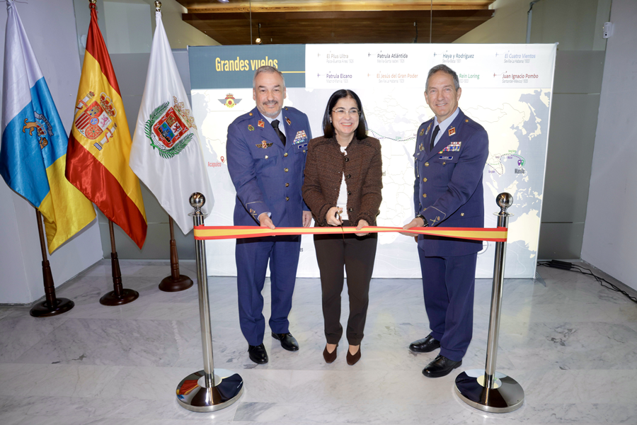 La alcaldesa inaugura en las Casas Consistoriales la exposición histórica por el centenario del vuelo del 'Plus Ultra'