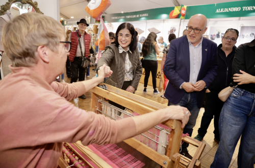 Darias asiste a la 31ª Feria de Artesanía de Gran Canaria en el parque San Telmo