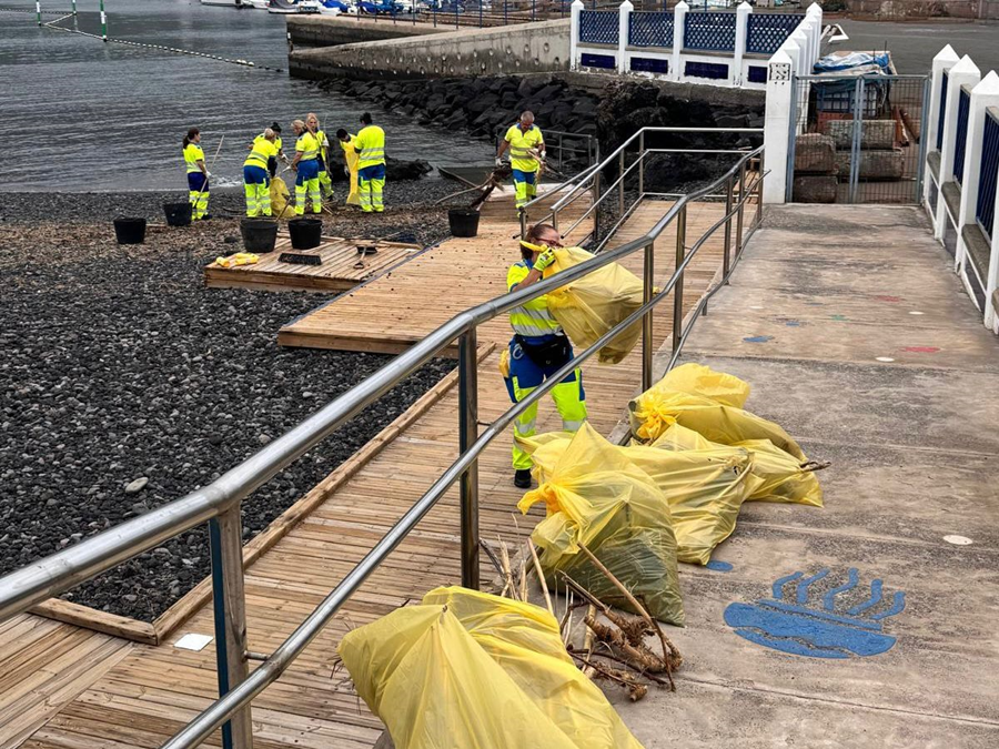 El Ayuntamiento colabora en las labores de limpieza en Agaete tras el paso de la borrasca Therese