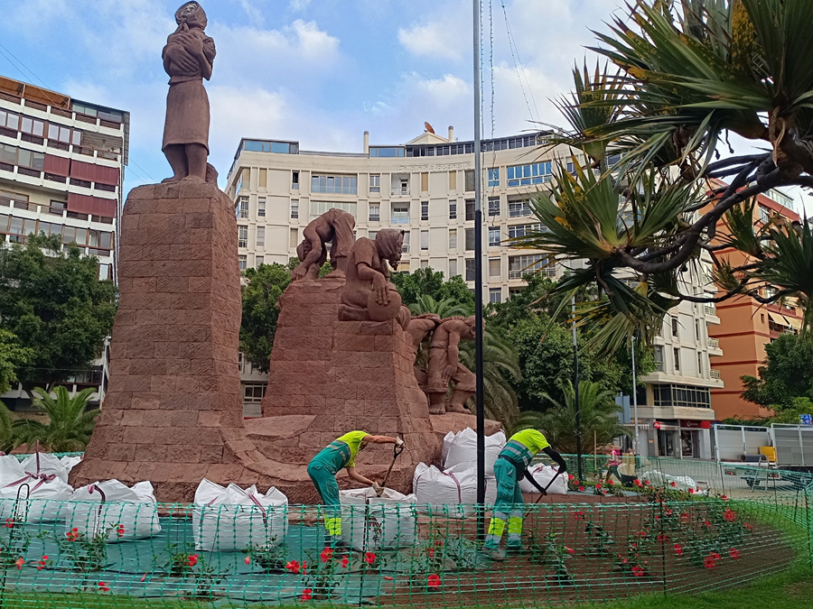 El Ayuntamiento genera una barrera arbustiva para proteger la escultura de Montull en la Plaza de España