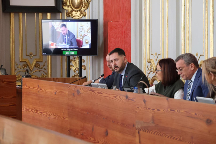 El Ayuntamiento reconoce la trayectoria profesional y la colaboración con el Cuerpo de Bomberos con nueve menciones honoríficas