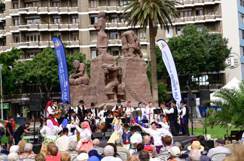 La Plaza de España acoge un encuentro de Carnaval tradicional para celebrar las carnestolendas de antaño