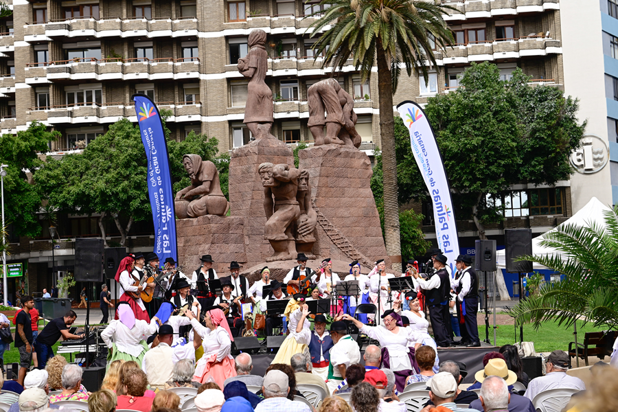 La Plaza de España acoge un encuentro de Carnaval tradicional para celebrar las carnestolendas de antaño