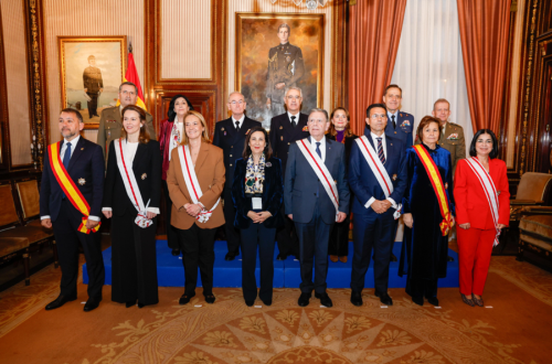 La alcaldesa recibe la Gran Cruz al Mérito Aeronáutico por la celebración del Día de las Fuerzas Armadas en Las Palmas de Gran Canaria