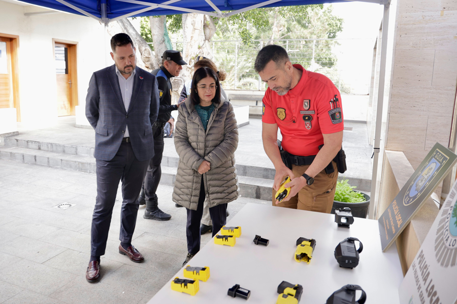 El Ayuntamiento refuerza el equipamiento de la Policía Local con nuevos dispositivos táser