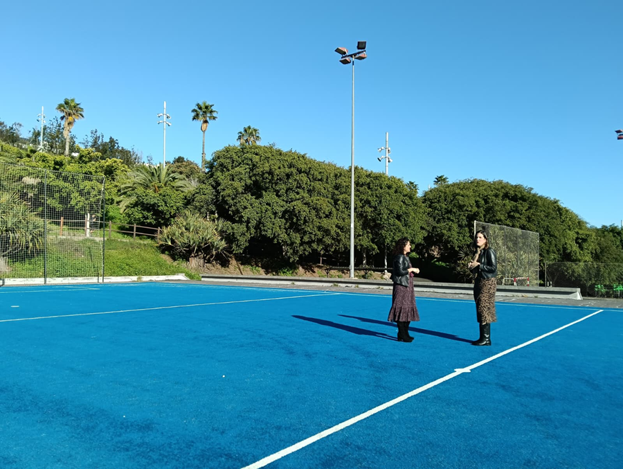 El Ayuntamiento renueva el césped artificial del campo de fútbol de Juan Pablo II en Siete Palmas