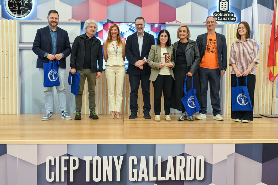 Darias conoce el proyecto 'Identidad Vecinal' en el CIFP Tony Gallardo de La Isleta