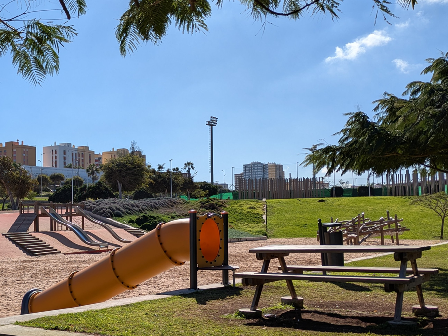 El Ayuntamiento instala nuevos merenderos en la ciudad y un tobogán tubular en La Ballena