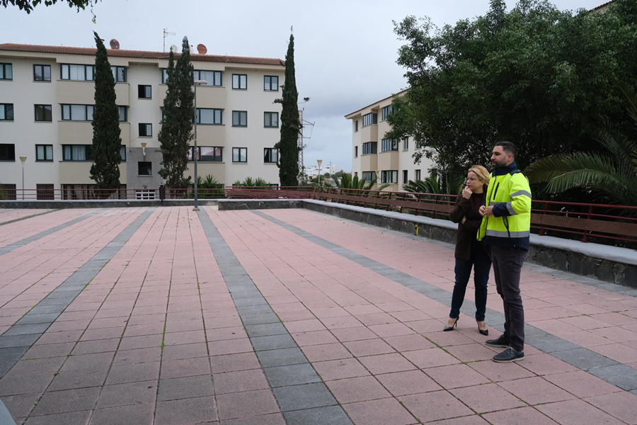 El Ayuntamiento mejora la accesibilidad y el estado de la plaza Atamarasid en Riscos Negros