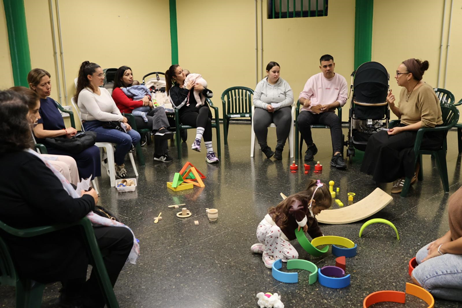 El Ayuntamiento avanza con el proyecto 'Raíces: Juego, Cuerpo y Emoción' dirigido a familias con niños y niñas de 0 a 6 años