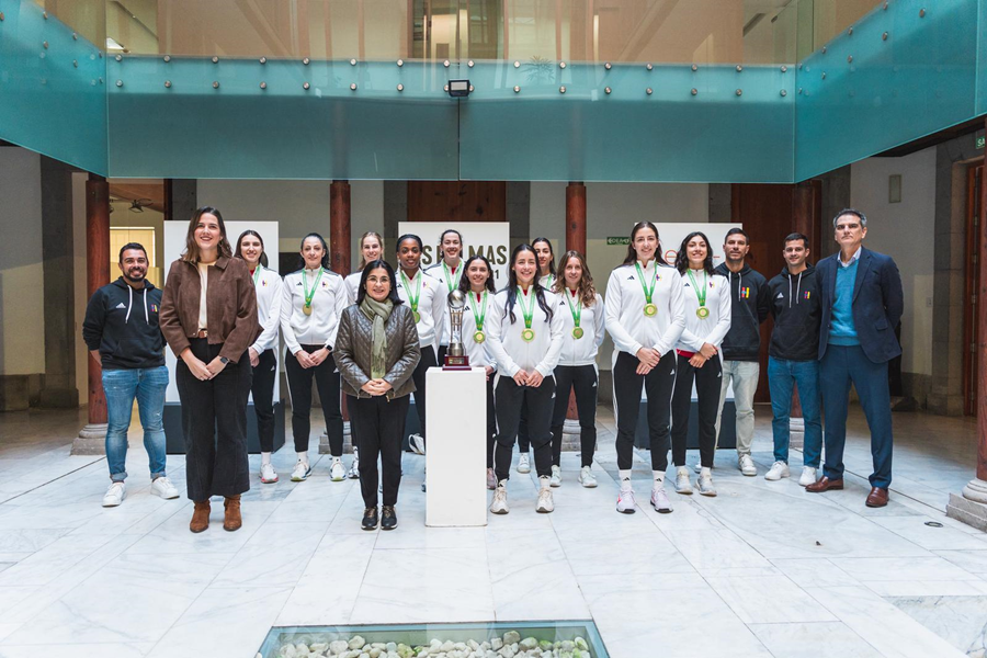 La alcaldesa recibe al Heidelberg Volkswagen tras ganar su primera Supercopa de España de voleibol