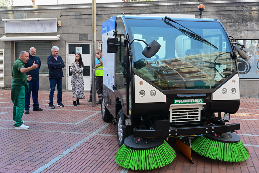 Ciudad de Mar incorpora una nueva barredora para reforzar la limpieza y el cuidado ambiental de Las Canteras y El Confital