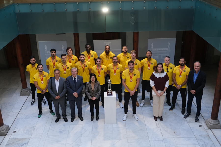 La alcaldesa recibe al CV Guaguas tras ganar su cuarta Supercopa de España de voleibol