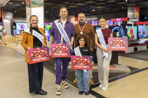 Worten Canarias entrega el cheque regalo de 200 euros a los ganadores del acto del sorteo de participación